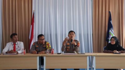 Polres Sukabumi Kota melaksanakan program Police Goes to School, ke SMK Bina Teknik, di Kecamatan Lembursitu, Senin 14 Agustus 2023. Foto: Istimewa.