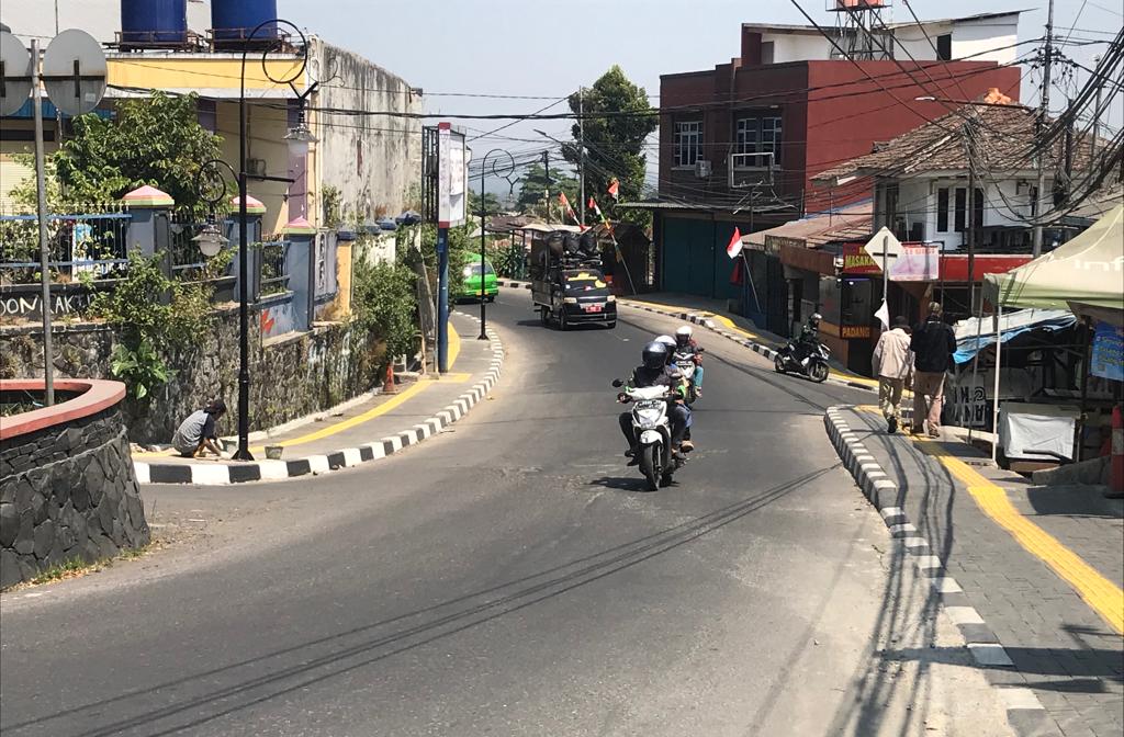 Kondisi pedestrian di ruas Jalan Veteran, Kota Sukabumi. Foto: Nuria Ariawan/HALOSMI.