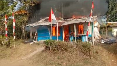 Korsleting Listrik, Rumah Panggung Terbakar Hebat di Nyalindung Sukabumi 