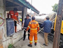 Respon Aduan Warga, BPBD Gandeng PDAM Distribusikan Air Bersih di Kelurahan Jayamekar