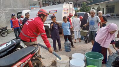 Dampak kemarau panjang, sejumlah warga di Kecamatan Lembursitu antri untuk mendapatkan air bersih yang didistribusikan PMI Kota Sukabumi. Foto: Humas PMI for HALOSMI.