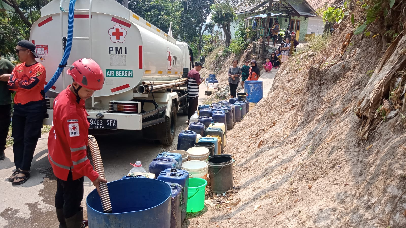 PMI Kabupaten Sukabumi Distribusikan Air Bersih di 2 Kampung di Desa Cikahuripan, Kecamatan Cisolok, Kabupaten Sukabumi (Sumber : PMI Kabupaten Sukabumi)