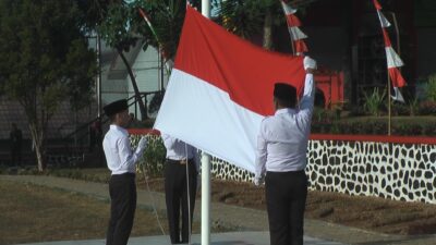 2 Napiter dan 1 Narapidana Umum Menjadi Pasukan Pengibar Bendera di Upacara Peringatan Hari Kemerdekaan di Lapas Warungkiara, Kabupaten Sukabumi (Sumber : HALOSMI.COM)