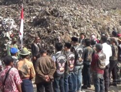 Anti Mainstream, Upacara Kemerdekaan Indonesia Khidmat di Atas Tumpukan Ribuan Ton Sampah di TPA Cikundul Sukabumi