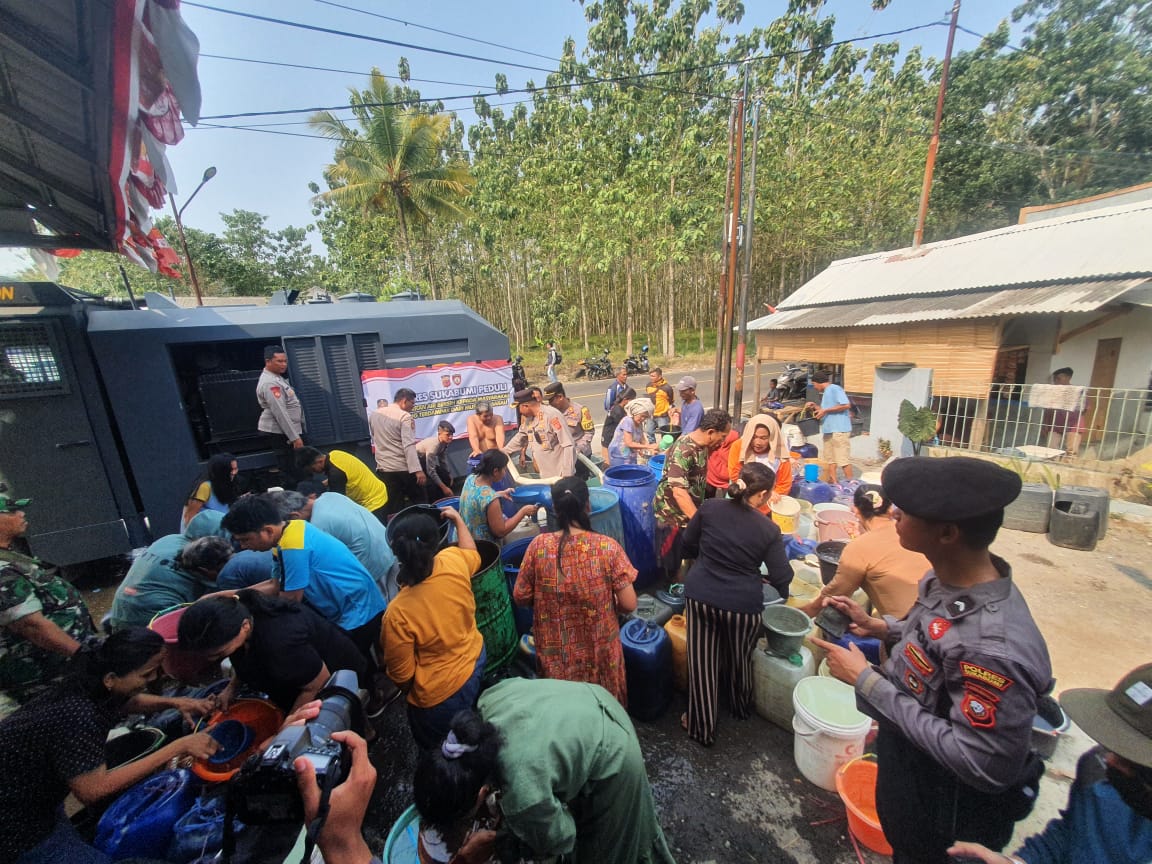 Warga Berebut Mendapatkan Air Bersih dari Mobil Water Canon di Kampung Panyairan, Desa Bojonggaling, Kecamatan Bantargadung, Kabupaten Sukabumi (Sumber : HALOSMI.COM)