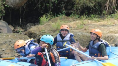 Sejumlah wisatawan yang mencoba arum jeram atau rafting di objek wisata Caldera Adventure, Cikidang, Sukabumi. Foto: Nuria Ariawan/HALOSMI.