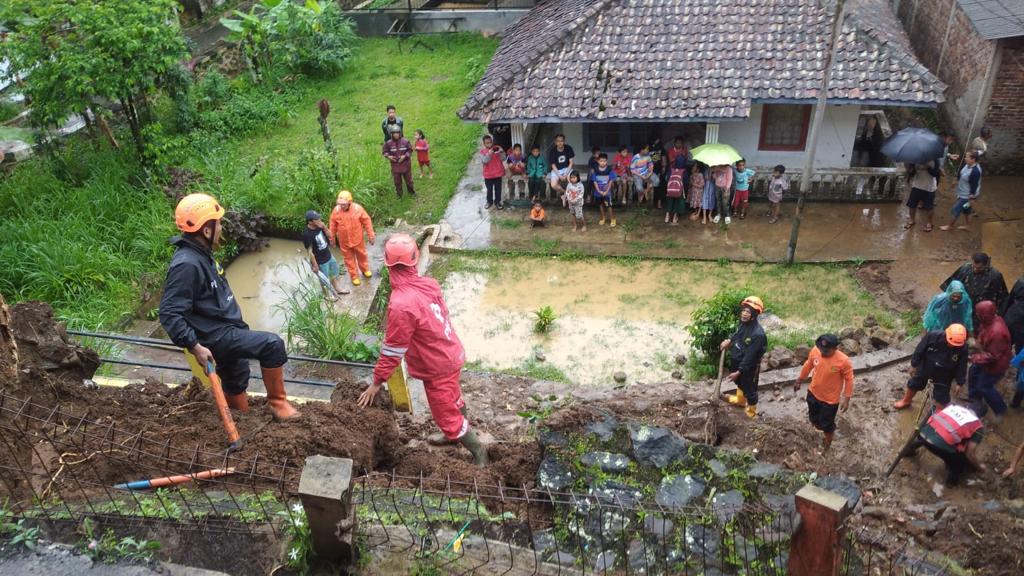 Peristiwa tanah longsor yang terjadi di Kota Sukabumi. Foto: Humas BPBD Kota Sukabumi for HALOSMI.