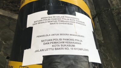 Tiang tak bertuan di Jalan KH. Ahmad Sanusi di segel Dinas Satpol PP dan Damkar Kota Sukabumi. Foto: Nuria Ariawan/HALOSMI.