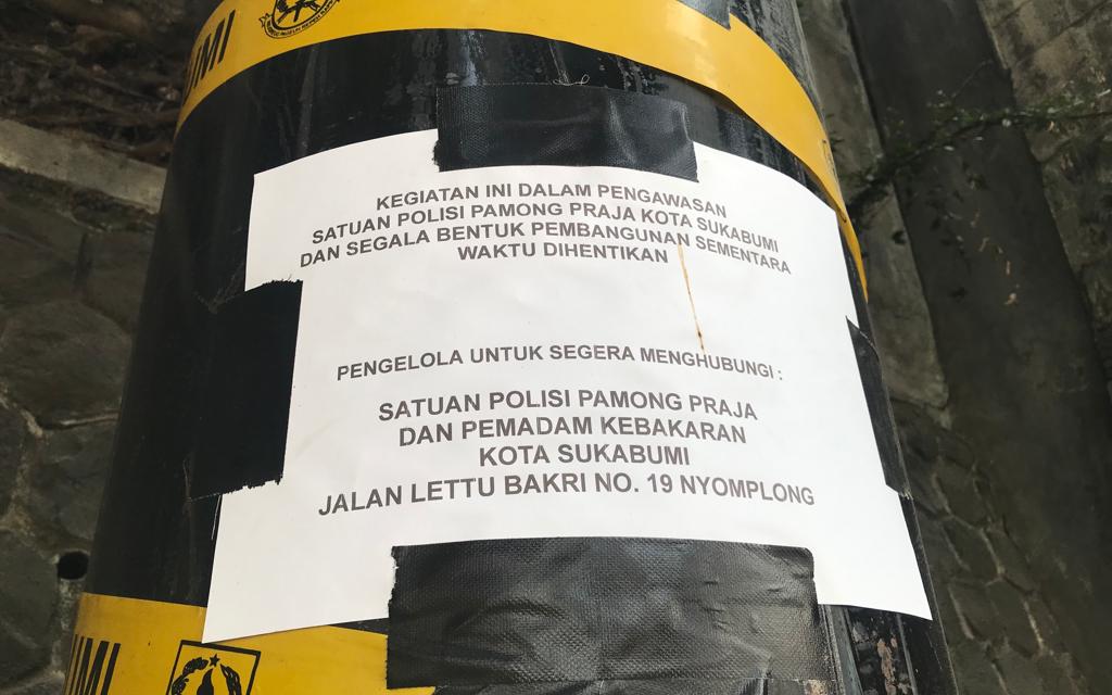 Tiang tak bertuan di Jalan KH. Ahmad Sanusi di segel Dinas Satpol PP dan Damkar Kota Sukabumi. Foto: Nuria Ariawan/HALOSMI.