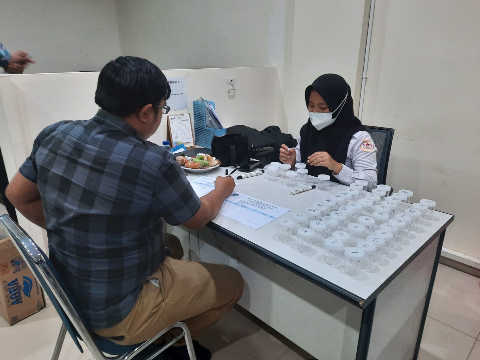 Salah satu pegawai PT. BAF saat dilakukan tes urine oleh Badan Narkotika Nasional Kabupaten (BNNK) Sukabumi, Senin 11 September 2023. Foto: Humas BNNK Sukabumi for HALOSMI.