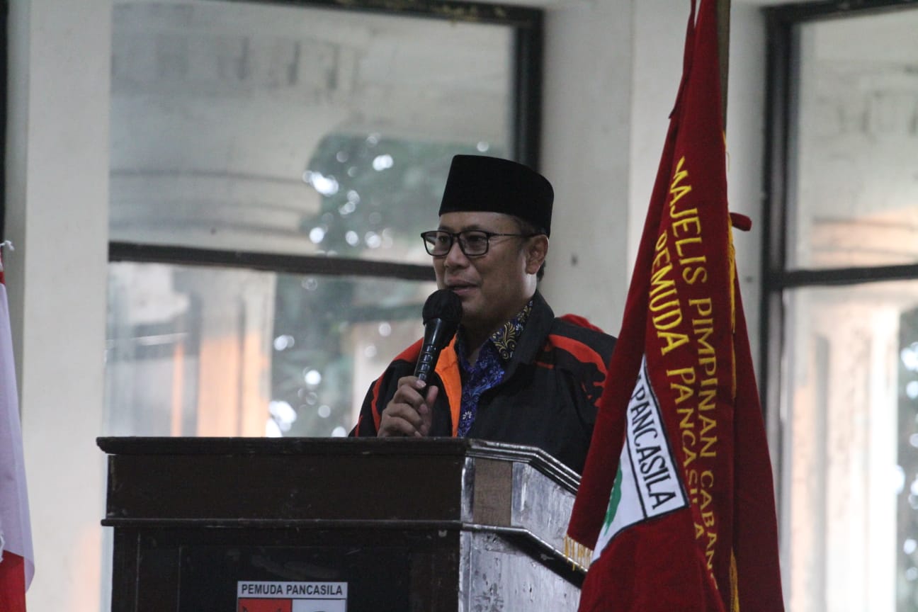Wali Kota Sukabumi, Achmad Fahmi, saat memberi sambutan dalam kegiatan pelantikan MPC Pemuda Pancasila, di Gedung Pusat Kajian Islam (Puski), pada Senin 18 September 2023. Foto: Nuria Ariawan/HALOSMI.