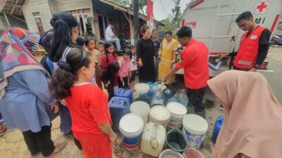 Suasana Pendistribusian Air Bersih yang Dilakukan Oleh PMI Kabupaten Sukabumi (Sumber : HALOSMI.COM) 