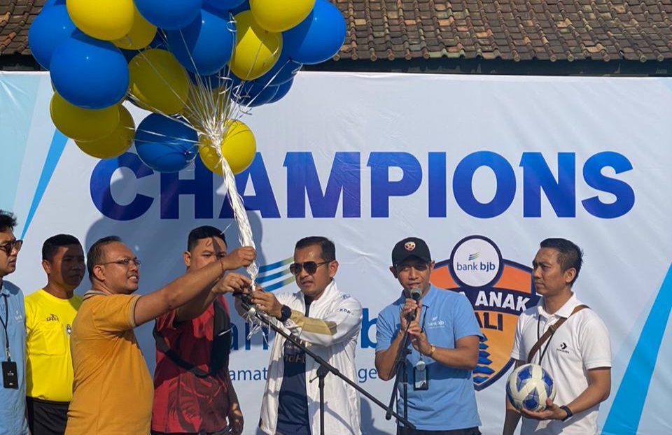 Liga Anak Bali 2023 secara simbolis dibuka dengan pelepasan balon dan penyerahan bola kepada perangkat pertandingan oleh Pemimpin cabang bank bjb Denpasar Sonny Permana.