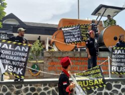 Puluhan Tahun Jalan Rusak Tak Diperbaiki, Ratusan Massa Geruduk Kantor Dinas Bina Marga Provinsi di Sukabumi