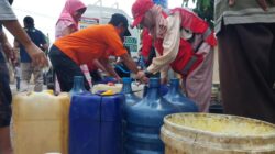 Petugas gabungan distribusikan air bersih kepada masyarakat di Kota Sukabumi. Foto: Humas PMI Kota Sukabumi for HALOSMI.