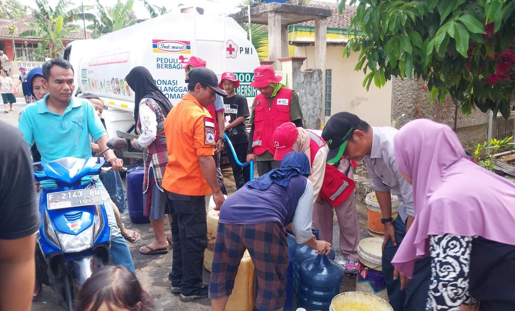 Petugas gabungan distribusikan air bersih kepada 706 jiwa di wilayah Kelurahan/Kecamatan Lembursitu, Kota Sukabumi, Selasa 3 Oktober 2023. Foto: Humas PMI Kota Sukabumi for HALOSMI.