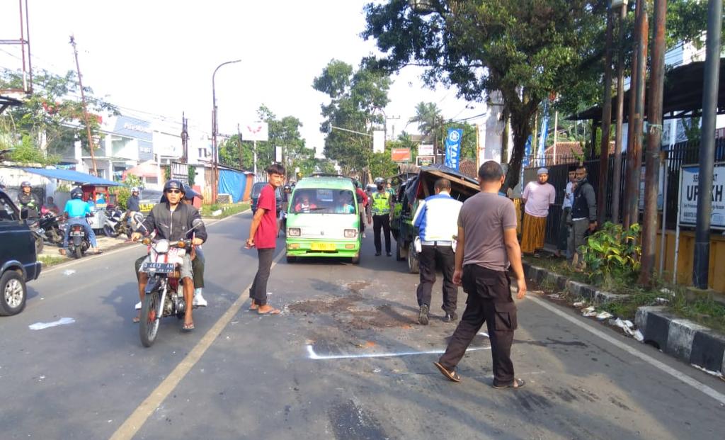 Polisi melakukan olah Tempat Kejadian Perkara (TKP) Kecelakaan Lalu Lintas (Laka Lantas), di wilayah hukum Polres Sukabumi Kota. Foto: Dok. HALOSMI.