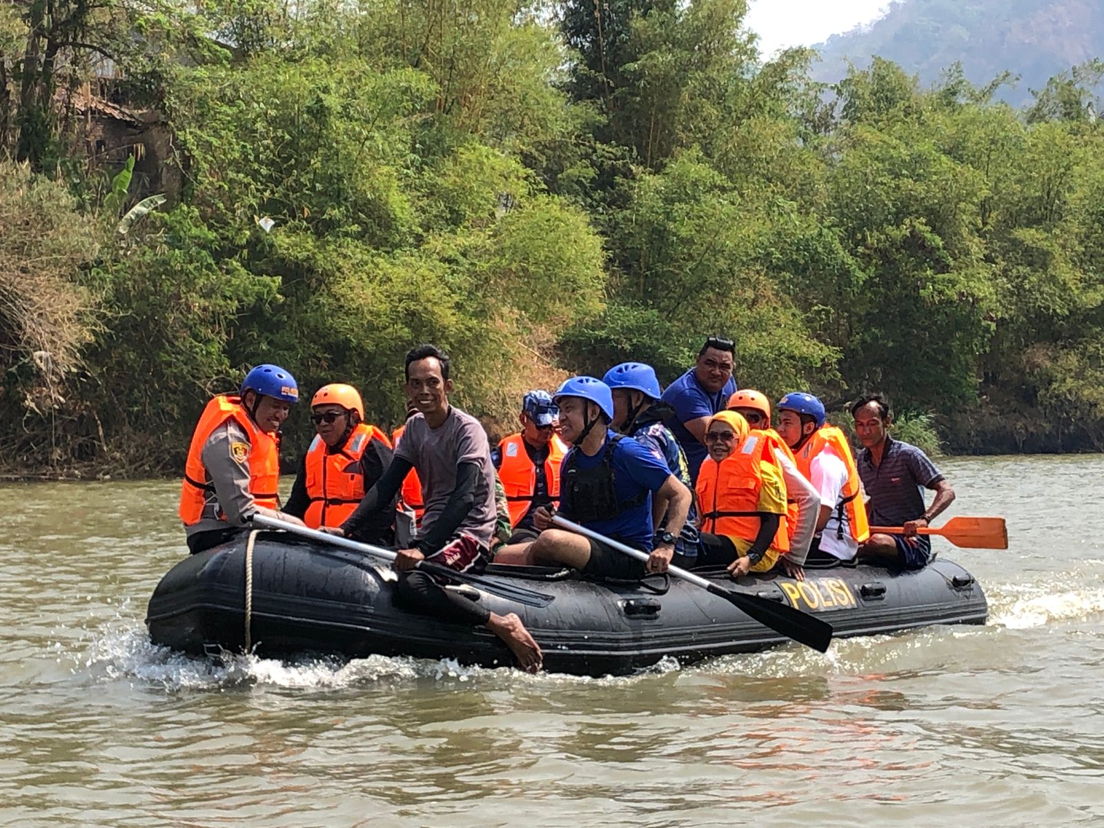 Tim gabungan Forum Komunikasi Pimpinan Daerah (Forkopimda) Kabupaten Sukabumi melakukan susur Sungai Cimandiri, pada Sabtu 7 Oktober 2023. Foto: Heryadie/HALOSMI.