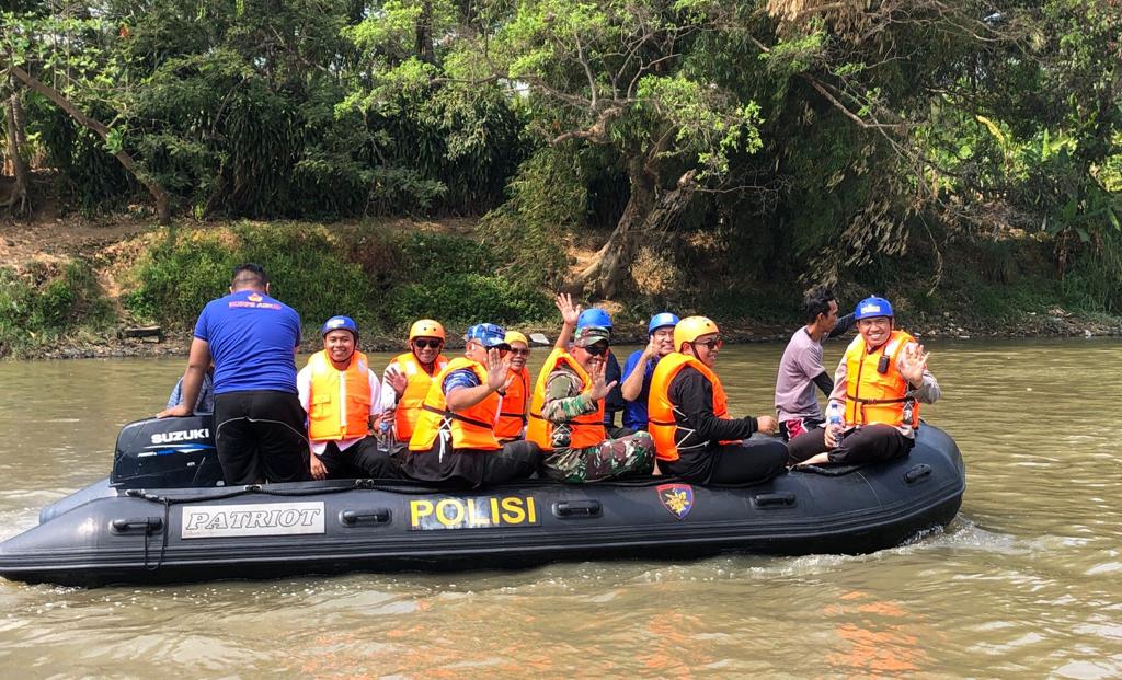Tim gabungan Forkopimda Kabupaten Sukabumi melakukan susur Sungai Cimandiri, pada Sabtu 7 Oktober 2023. Foto: Heryadie/HALOSMI.