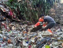 Duh! Sampah Menumpuk di Aliran Sungai Citamiang, Petugas Gabungan Lakukan Kerja Bakti