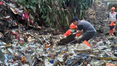 Duh! Sampah Menumpuk di Aliran Sungai Citamiang, Petugas Gabungan Lakukan Kerja Bakti