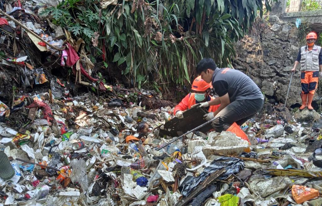 Petugas gabungan melakukan evakuasi material sampah yang tersumbat di aliran Sungai Citamiang, tepatnya di Kampung Dayeuhluhur, Kelurahan Cikondang, Kecamatan Citamiang, Kota Sukabumi, pada Sabtu 7 Oktober 2023. Foto: Pusdalops BPBD Kota Sukabumi for HALOSMI.