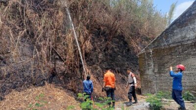 Petugas melakukan pemadaman lahan yang terbakar di Kampung Selakaso RT 01/07 Kelurahan/Kecamatan Lembursitu, Kota Sukabumi, pada beberapa waktu lalu. Foto : Pusdalops BPBD Kota Sukabumi for HALOSMI.