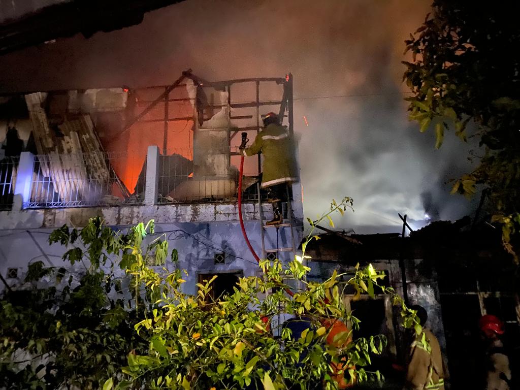 Tim Damkar Berusaha Padamkan Api yang Membakar 5 Rumah di Cibadak pada Rabu, 10 Oktober 2023 malam (Sumber : Istimewa) 