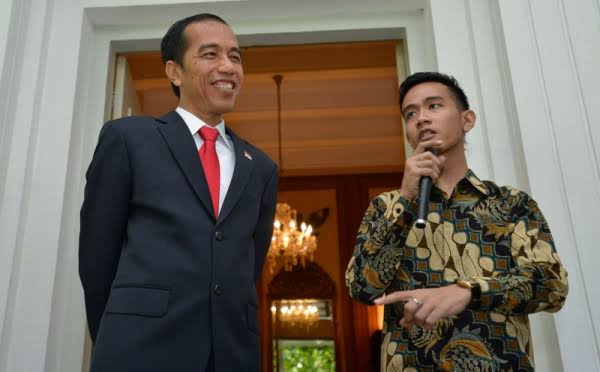 Presiden Joko Widodo (Jokowi), bersama Wali Kota Solo Gibran Rakabuming Raka. Foto: Dok okezone.
