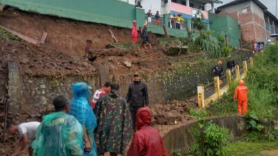 Petugas gabungan saat melakukan asesmen ke lokasi kejadian tanah longsor di Kota Sukabumi, pada beberapa waktu lalu. Foto: Pusdalops BPBD Kota Sukabumi for HALOSMI.