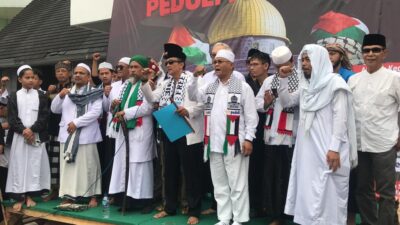 Perwakilan Ormas Islam saat membacakan pernyataan sikap Sukabumi Peduli Palestina, di kawasan Lapang Merdeka Kota Sukabumi, pada Jumat 20 Oktober 2023. Foto: Nuria Ariawan/HALOSMI.