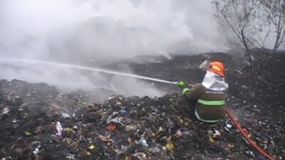 Tim Damkar Kota Sukabumi Berjibaku Memadamkan Api yang Membakar TPA sampah Cikundul (Sumber : Istimewa)
