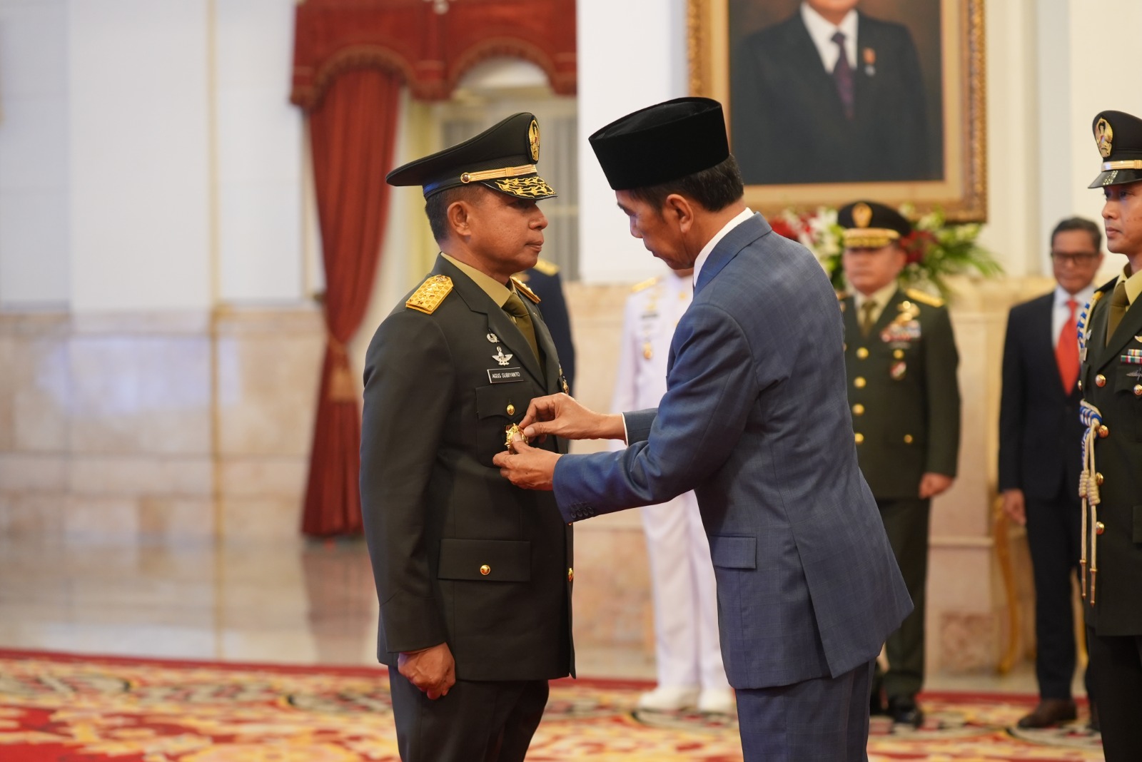 Presiden Joko Widodo (Jokowi) saat melantik Jenderal Agus Subiyanto sebagai Kepala Staf Angkatan Darat (KSAD). Foto: Istimewa.