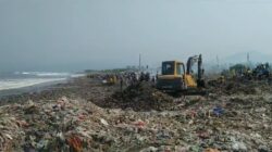 Suasana Bersih-bersih Pantai Cibutun yang Dilakukan Pemkab Sukabumi, TNI dan POLRI (Sumber : HALOSMI.COM) 