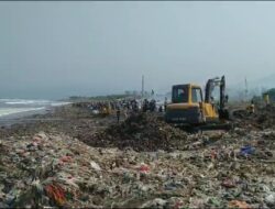 Tak Ingin Didahului, Pemkab Sukabumi, TNI dan POLRi Bersihkan Pantai Viral Cibutun    