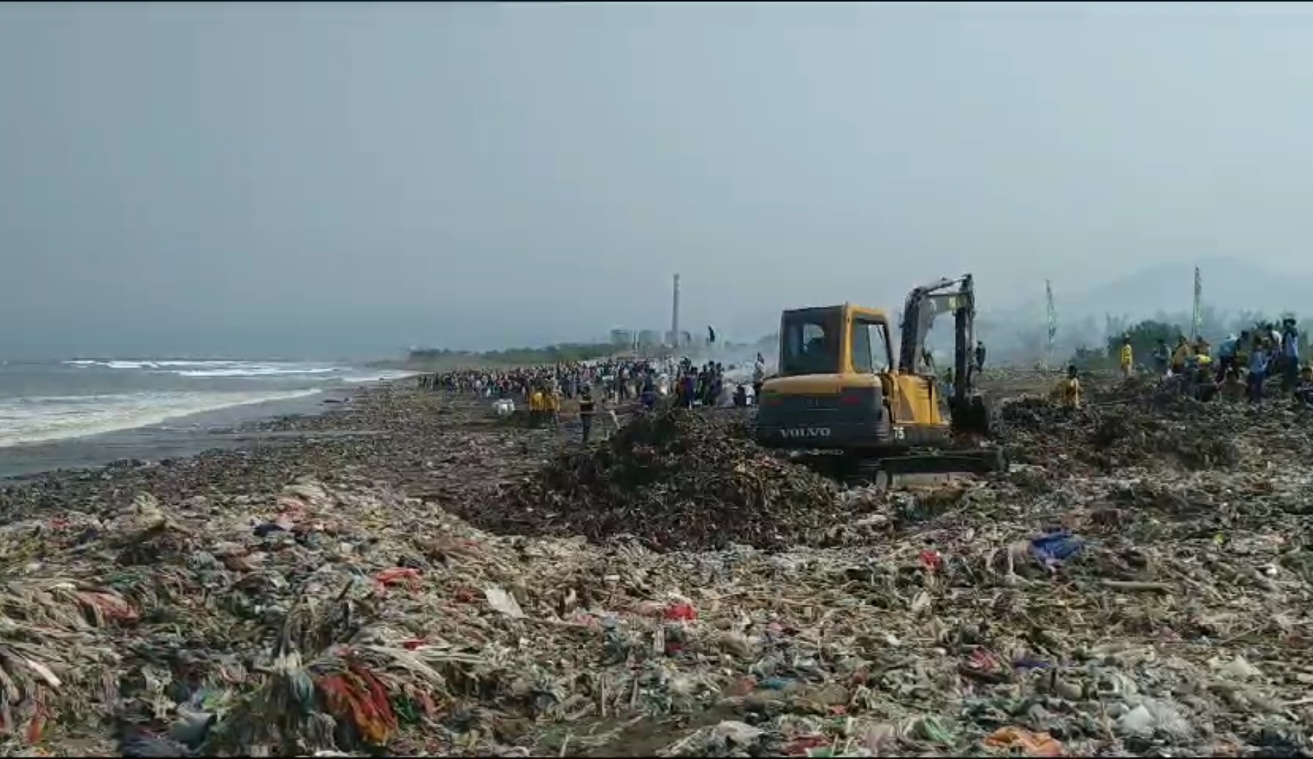 Suasana Bersih-bersih Pantai Cibutun yang Dilakukan Pemkab Sukabumi, TNI dan POLRI (Sumber : HALOSMI.COM) 