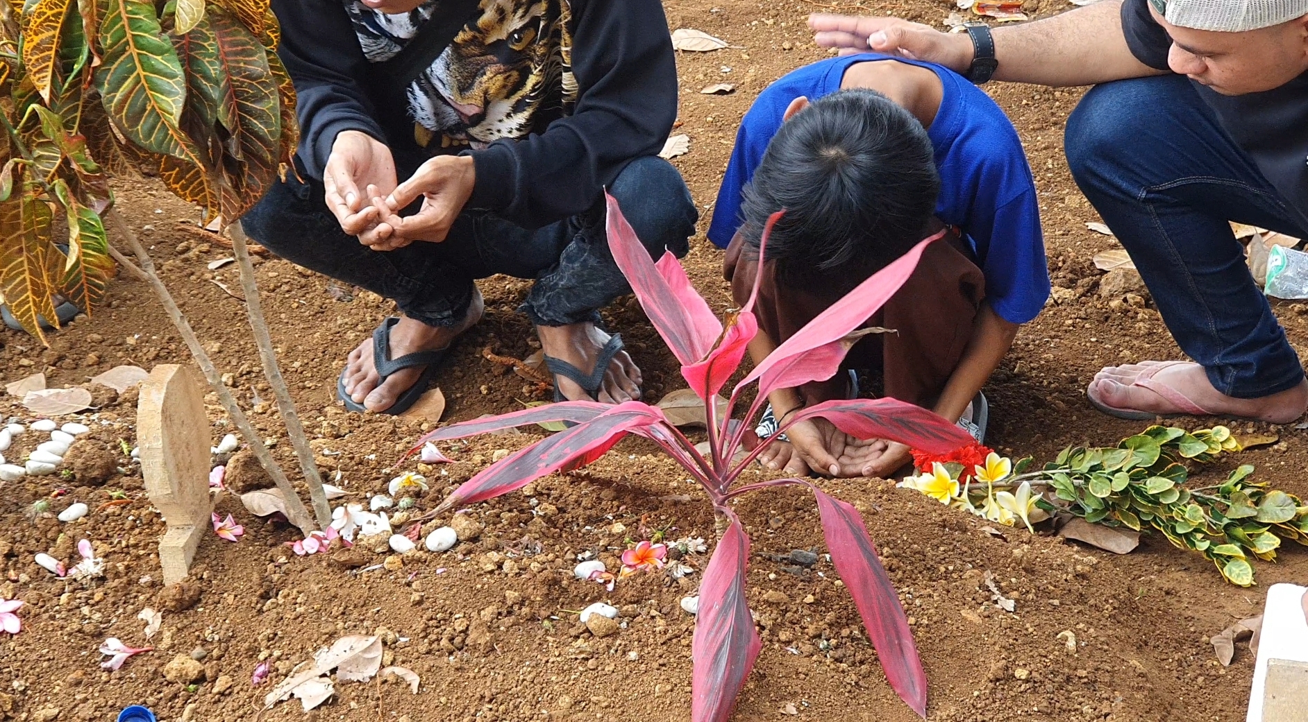 D-R (12) Anak Kandung Andini Menagis di Pusara Ibu Kandungnya di TPU Babakan, Kecamatan Cisaat, Kabupaten Sukabumi (Sumber : HALOSMI.COM) 