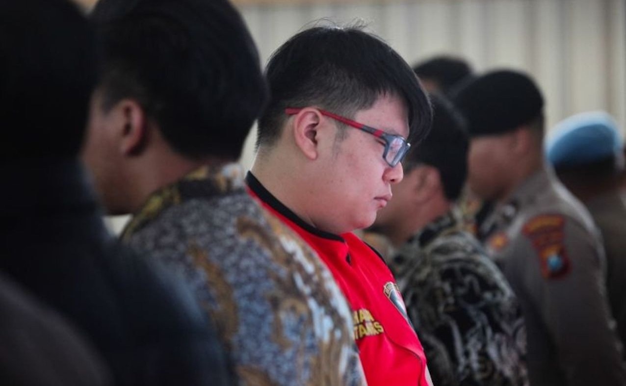 Gregorius Ronald Tannur (31) tersangka kasus penganiyaan kekasihnya Dini Sera Afrianti (29) hingga tewas saat press release di Mako Polrestabes Surabaya. Foto: Istimewa.