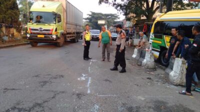 Polisi lakukan olah Tempat Kejadian Perkara (TKP) Kecelakaan Lalu Lintas (Laka Lantas), yang terjadi di wilayah hukum Polres Sukabumi Kota. Foto: Dok. HALOSMI.