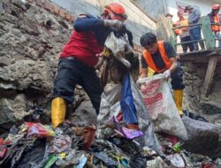 Antisipasi Banjir, Petugas Gabungan Diterjunkan Bersihkan Sampah di Sungai Citamiang