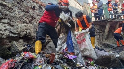 Petugas gabungan lakukan kerja bakti membersihkan sampah yang tersumbat di sungai, di wilayah Kelurahan/Kecamatan Citamiang, Kamis 2 November 2023. Foto: Pusdalops BPBD Kota Sukabumi for HALOSMI.