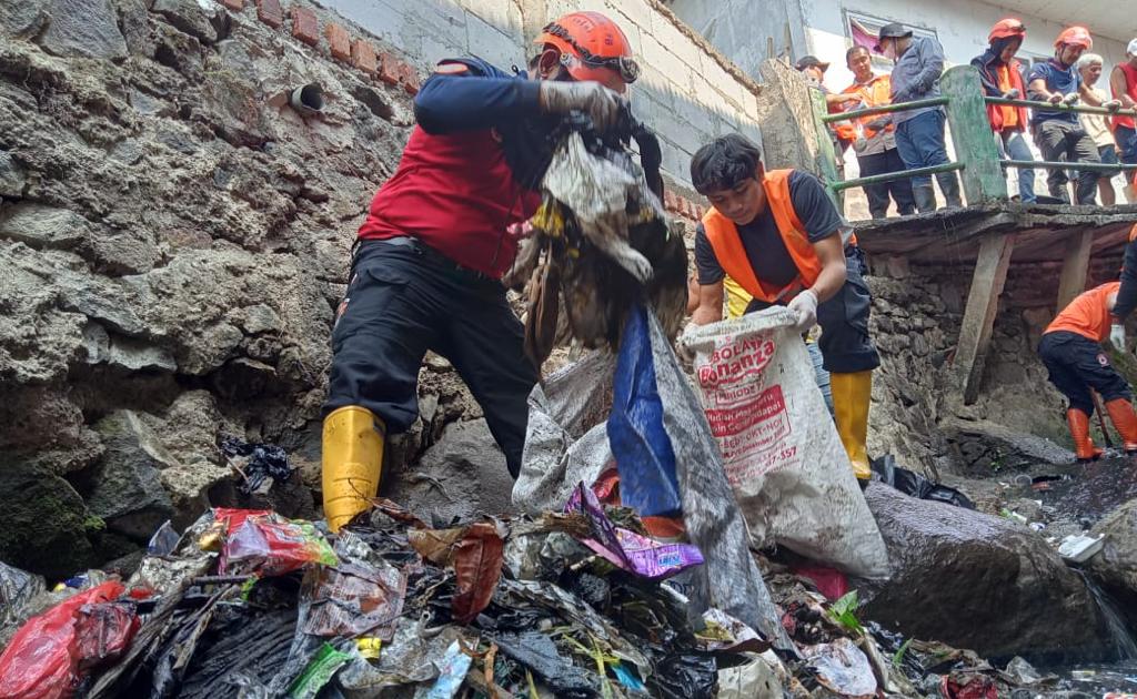 Petugas gabungan lakukan kerja bakti membersihkan sampah yang tersumbat di sungai, di wilayah Kelurahan/Kecamatan Citamiang, Kamis 2 November 2023. Foto: Pusdalops BPBD Kota Sukabumi for HALOSMI.