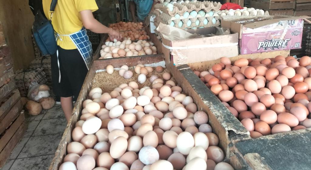 Telur ayam yang dijual di Pasar Kota Sukabumi. Foto: Nuria Ariawan/HALOSMI.