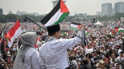 Calon Presiden (Capres), Anies Baswedan, saat berorasi dalam acara aksi bela Palestina di kawasan Monumen Nasional (Monas), Jakarta Pusat, pada Minggu 5 November 2023. Foto: dok JPNN.