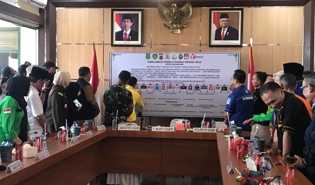 Penandatanganan deklarasi pemilu damai yang dilaksanakan di Makodim 0607/Kota Sukabumi, Senin 6 November 2023. Foto Nuria Ariawan/HALOSMI.