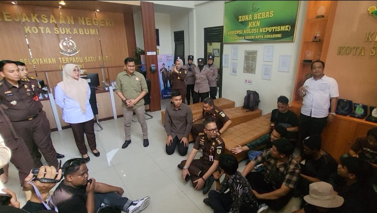 Lintas Aktivis Sukabumi (LAS) beraudensi di kantor Kejaksaan Negeri (Kejari) Kota Sukabumi, Senin 6 November 2023. Foto: Nuria Ariawan/HALOSMI.