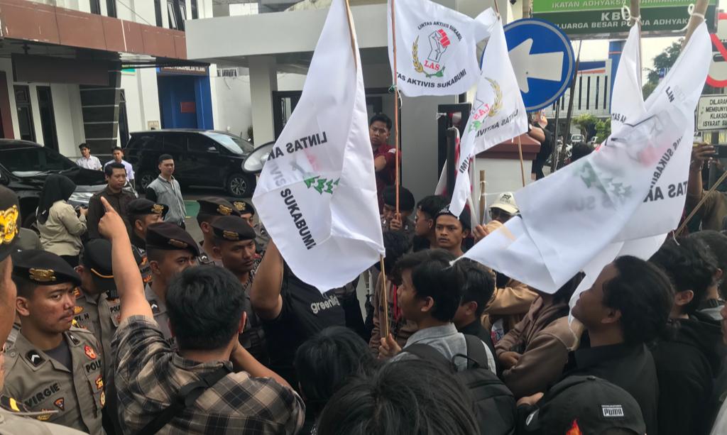 Lintas Aktivis Sukabumi (LAS) saat demo di depan kantor Kejari Kota Sukabumi, pada Senin 6 November 2023. Foto: Nuria Ariawan/HALOSMI.
