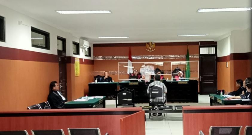 Sidang perdana kasus penipuan dan penggelapan lima pangkalan gas elpiji 3 kilogram digelar di Pengadilan Negeri (PN) Kota Sukabumi, pada Selasa 7 November 2023. Foto: Nuria Ariawan/HALOSMI.