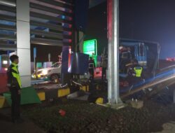 Hantam Tiang Beton Exit Tol Parungkuda, 2 Orang Tewas 