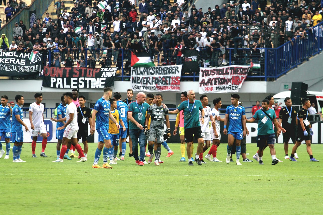 Persib Bandung gagal meraih poin penuh usai ditahan imbang Arema FC dengan skor 1-1 pada pekan ke-19 Liga 1 2023/2024 di Stadion Gelora Bandung Lautan Api (GBLA), Kota Bandung, Rabu 8 November 2023. Foto: Darwin Sandy/HALOSMI